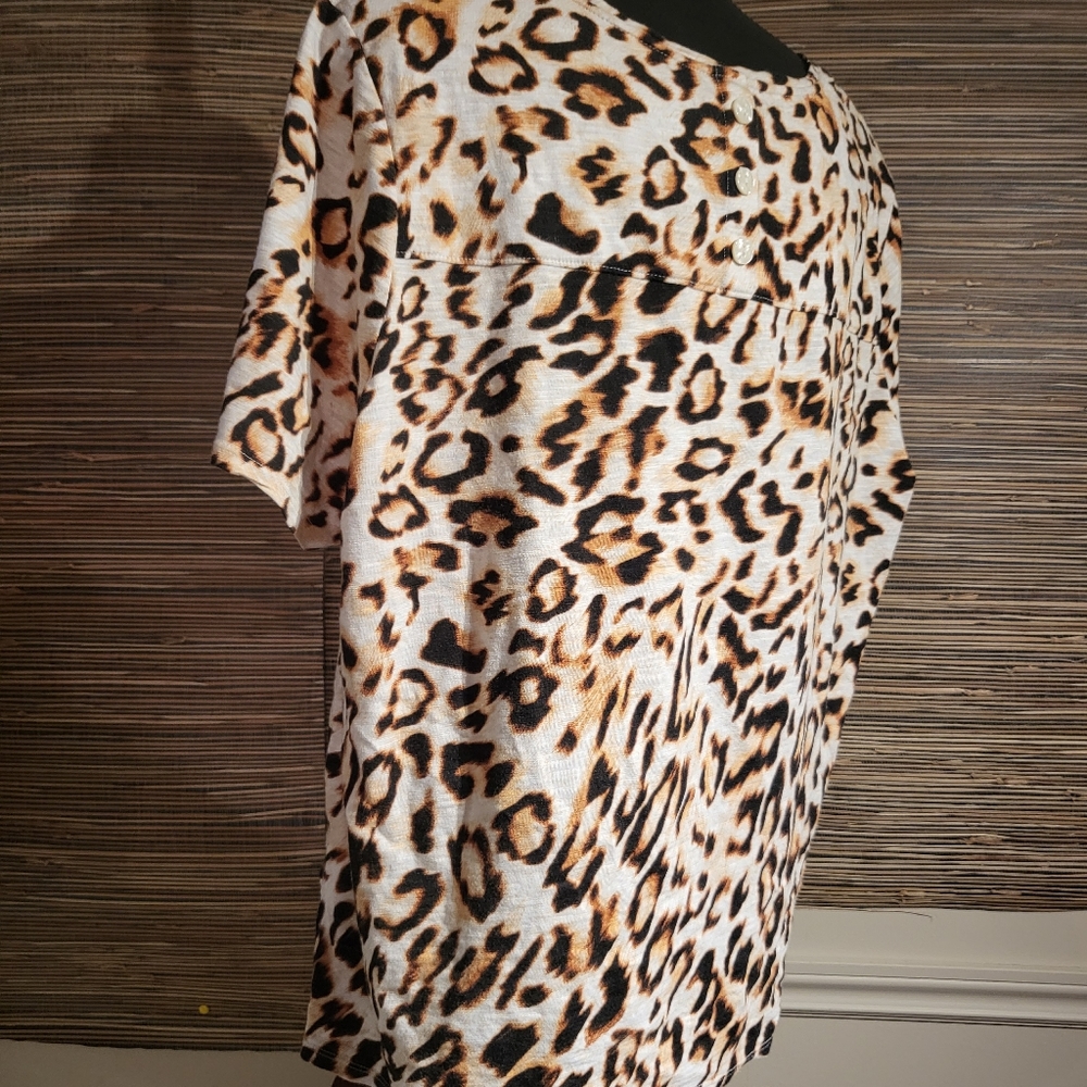 Chicos Short Sleeve Animal print - Picture 7 of 7
